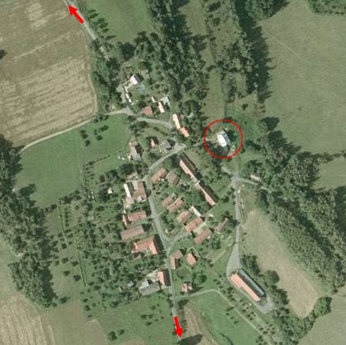 Letecký snímek osady Kovářová s vyznačeným domem